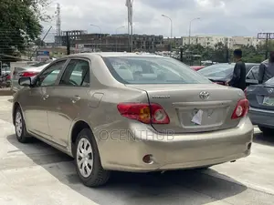Toyota Corolla LE 4dr Sedan (1.8L 4cyl 4A) 2010 Gold