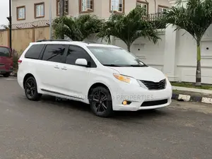 Toyota Sienna XLE 7 Passenger 2012 White