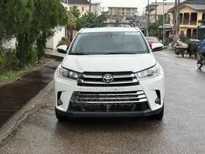 Toyota Highlander XLE 4x4 V6 (3.5L 6cyl 8A) 2018 White