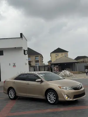 Toyota Camry XLE V6 4dr Sedan (3.5L 6cyl 6A) 2013 Gold