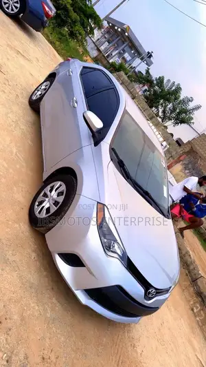 Toyota Corolla LE Premium 4dr Sedan (1.8L 4cyl CVT) 2015 Silver