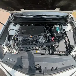 Toyota Camry SE (2.5L 4cyl 8A) 2019 White