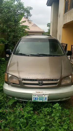 Toyota Sienna 1999 Gold