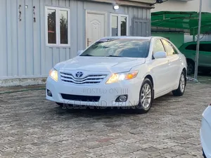Toyota Camry XLE 4dr Sedan (2.5L 4cyl 6A) 2011 White