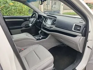 Toyota Highlander XLE 4dr SUV AWD (3.5L 6cyl 6A) 2015 White