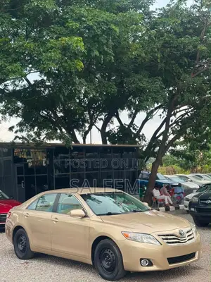 Toyota Camry LE 4dr Sedan (2.5L 4cyl 6A) 2012 Gold