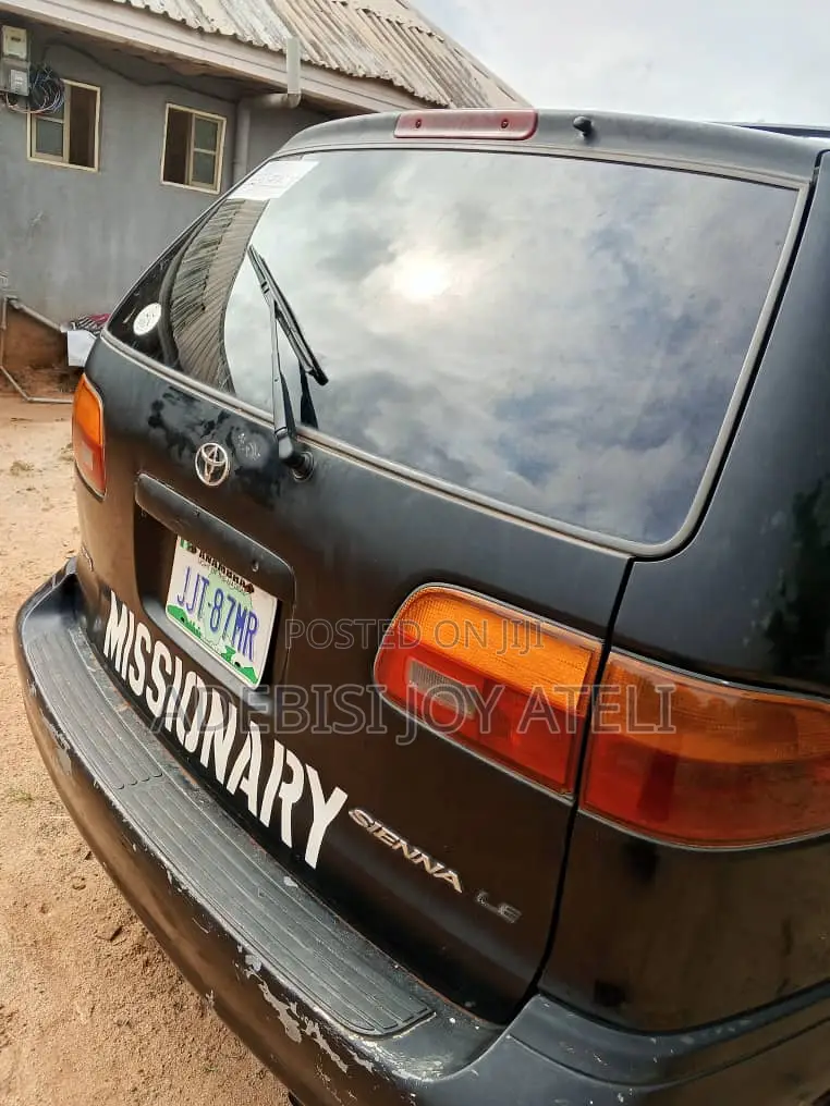 Toyota Sienna 1999 Black