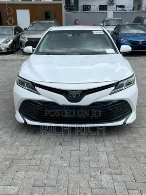 Toyota Camry LE (2.5L 4cyl 8A) 2019 White