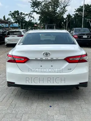 Toyota Camry LE (2.5L 4cyl 8A) 2019 White