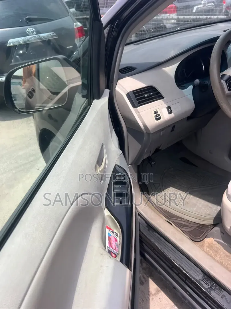 Toyota Sienna 2012 Black
