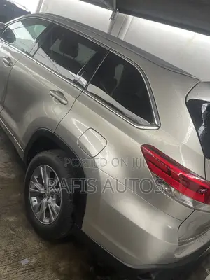 Toyota Highlander XLE 4dr SUV (3.5L 6cyl 6A) 2015 Gold