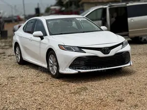 Toyota Camry LE (2.5L 4cyl 8A) 2019 White