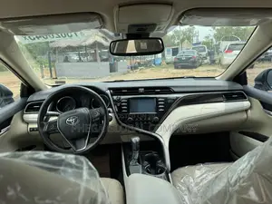 Toyota Camry LE (2.5L 4cyl 8A) 2019 White