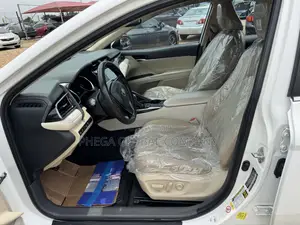 Toyota Camry LE (2.5L 4cyl 8A) 2019 White