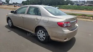 Toyota Corolla LE 4dr Sedan (1.8L 4cyl 4A) 2012 Gold