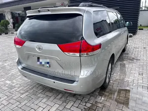 Toyota Sienna 2011 Silver