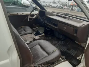 Toyota HiAce 2000 White