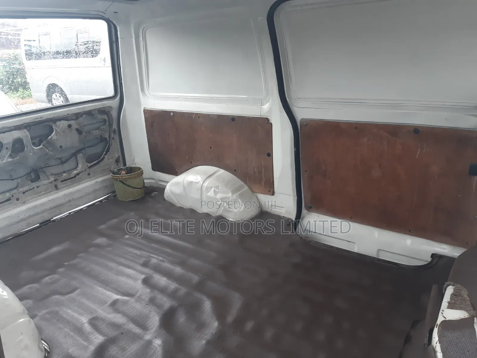 Toyota HiAce 2000 White