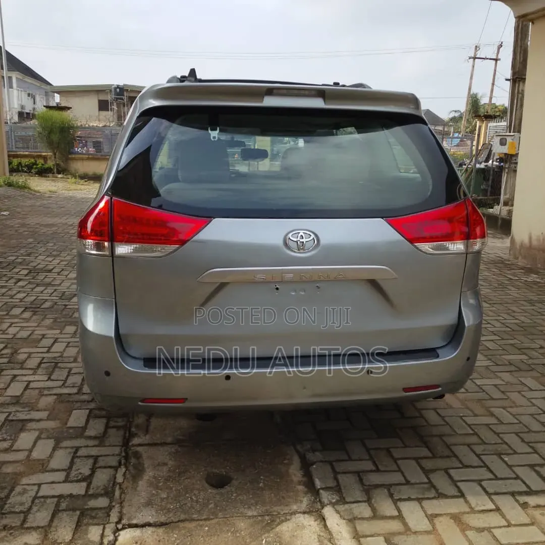 Toyota Sienna 2013 Silver