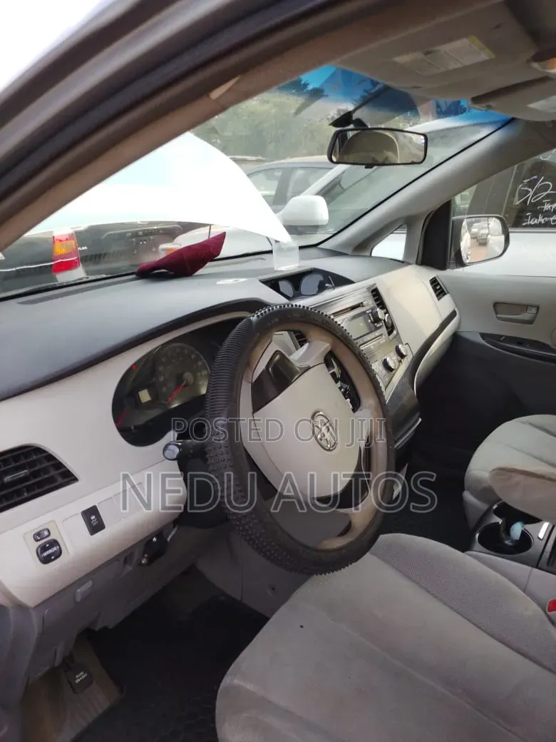 Toyota Sienna 2013 Silver