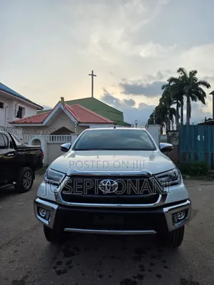 Toyota Hilux 2022 White