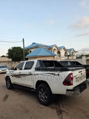 Toyota Hilux 2022 White