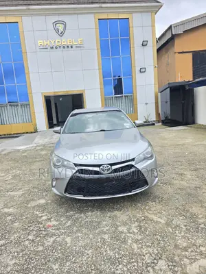 Toyota Camry SE 4dr Sedan (2.5L 4cyl 6A) 2015 Silver