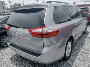 Toyota Sienna 2015 Silver