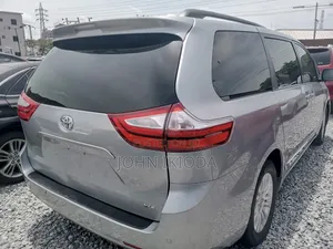 Toyota Sienna 2015 Silver