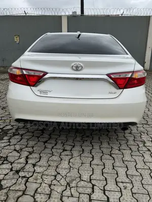Toyota Camry XLE 4dr Sedan (2.5L 4cyl 6A) 2015 White