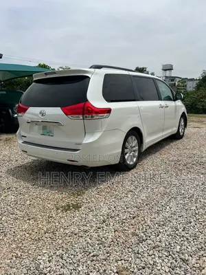 Toyota Sienna 2010 White