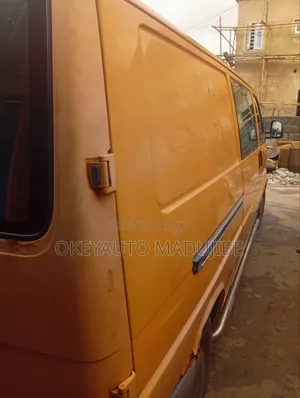 Volkswagen Transporter 2005 Yellow