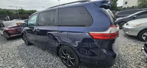 Toyota Sienna 2016 Blue