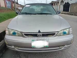 Toyota Corolla 2000 Gold