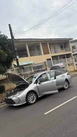 Toyota Corolla 2025 Silver