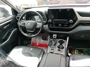Toyota Highlander 2022 Silver
