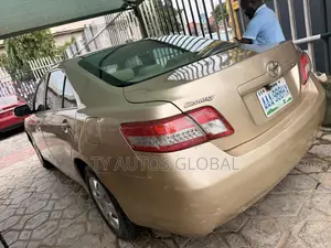 Toyota Camry LE 4dr Sedan (2.5L 4cyl 6AM) 2010 Gold