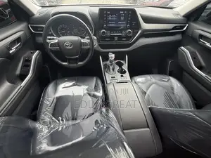 Toyota Highlander XLE 2021 Silver