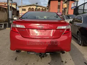Toyota Camry SE V6 4dr Sedan (3.5L 6cyl 6A) 2013