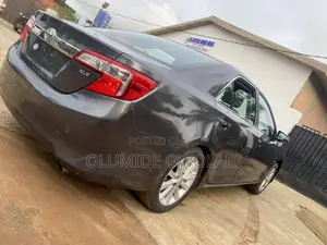 Toyota Camry XLE 4dr Sedan (2.5L 4cyl 6A) 2013 Gray