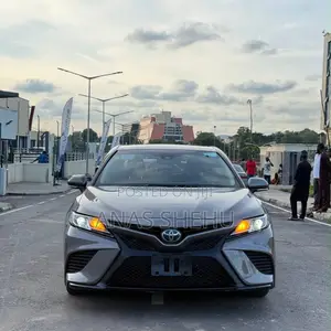 Toyota Camry SE FWD (2.5L 4cyl 8AM) 2018 Gray