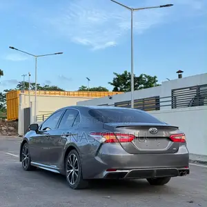 Toyota Camry SE FWD (2.5L 4cyl 8AM) 2018 Gray