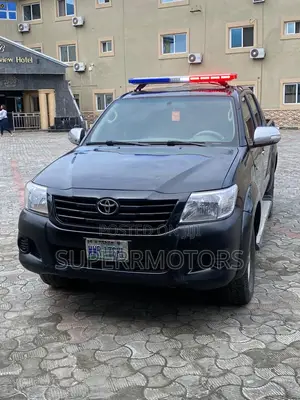 2015 TOYOTA HILUX 4x4