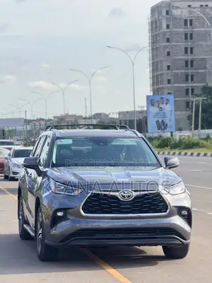 Toyota Highlander XLE 2022 Gray
