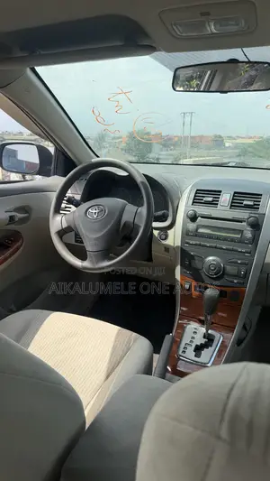 Toyota Corolla LE 4dr Sedan (1.8L 4cyl 4A) 2010 Gold