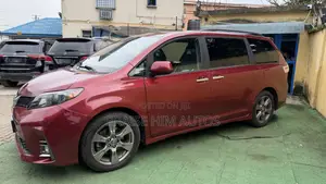 Toyota Sienna SE Premium (3.5L 6cyl 8A) 2018 Maroon