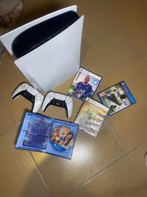 PlayStation 5 Disc Edition (825GB) + 2 Controllers + 3 Games