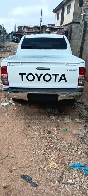 Toyota Hilux 2010 White