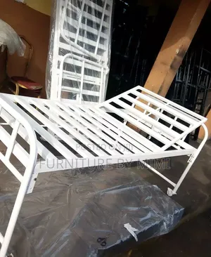 High-Quality Manual Hospital Bed With Adjustable Headrest