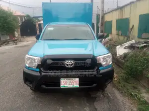 Toyota Hilux 2013 Blue